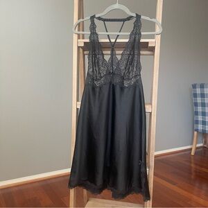Victoria's Secret Black Eyelash Lace Silky Negligee Size L Glam/Sexy/ Babydoll